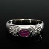 Klassischer Weißgold 750 Bandring mit Rubincabochon (ca. 0.60ct) und seitlichem Brillantpavée (zus. ca. 0.48ct/VSI-SI/W), 5,2g, Gr. 60 - Foto 2