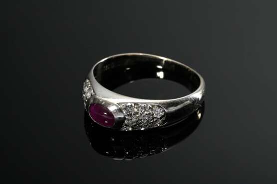 Klassischer Weißgold 750 Bandring mit Rubincabochon (ca. 0.60ct) und seitlichem Brillantpavée (zus. ca. 0.48ct/VSI-SI/W), 5,2g, Gr. 60 - Foto 3