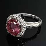 Weißgold 750 Entourage Ring mit pinkfarbenem Turmalin (ca. 4.40ct) im Achtkant Diamantkranz (zus. ca. 0.36ct/SI/W), 8,3g, Gr. 59, Verkleinerungsring in der Schiene, Tragespuren - фото 2
