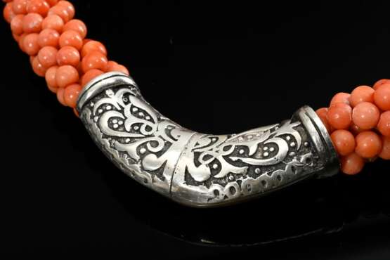 Gedrehtes sechsreihiges Korallenperlen Collier (Ø 4,8mm) mit handgefertigter Silber 925 Steckschließe, 116g, L. 44cm - photo 2