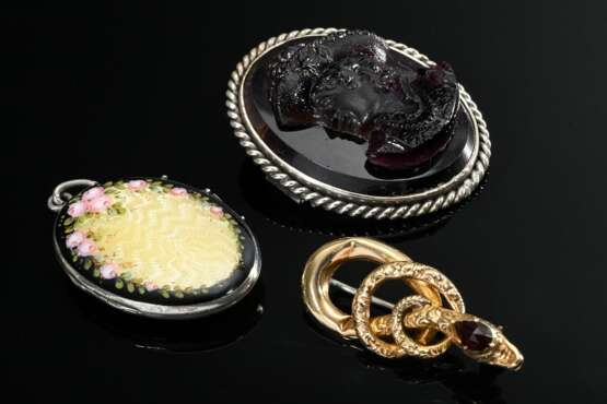 3 Diverse Teile antiker Schmuck: Silber 935 Jugendstil Medaillon mit Guilloché Emaille und Rosenmalerei (13,8g, 3,7x2,5cm), Schaumgold "Schlangen" Nadel mit Granat (3,2g, 3,6x1,4cm, Tragespuren) und ovale Silbe… - photo 2