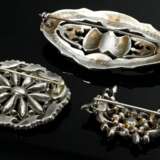 3 Diverse Teile antiker Modeschmuck: Silber 935 Nadel mit Markasiten (6x3,7cm, 1 Stein fehlt) und 2 Zinn Nadeln mit Strassbesatz (4,3x3,6/4x2,6cm) - Foto 2
