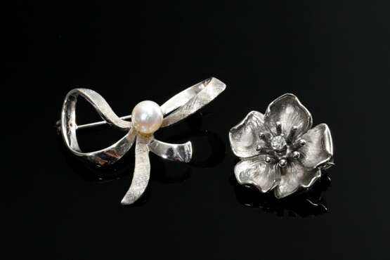 2 Diverse Teile Weißgold 585 Schmuck: Nadel in Blütenform mit Brillanten (zus. ca. 0.10ct/VSI/W, 3,3g, Ø 1,8cm) und satinierte Schleifennadel mit Zuchtperle (3,5g, L. 3cm) - фото 1
