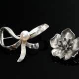 2 Diverse Teile Weißgold 585 Schmuck: Nadel in Blütenform mit Brillanten (zus. ca. 0.10ct/VSI/W, 3,3g, Ø 1,8cm) und satinierte Schleifennadel mit Zuchtperle (3,5g, L. 3cm) - фото 1