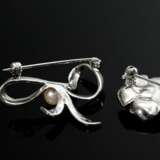 2 Diverse Teile Weißgold 585 Schmuck: Nadel in Blütenform mit Brillanten (zus. ca. 0.10ct/VSI/W, 3,3g, Ø 1,8cm) und satinierte Schleifennadel mit Zuchtperle (3,5g, L. 3cm) - фото 2