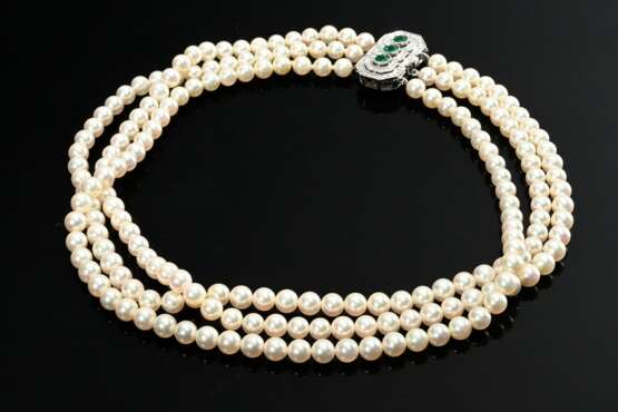 Feines dreireihiges Zuchtperlen Collier de Chien mit oktogonaler Weißgold 750 Schließe mit Smaragden (zus. ca. 0.66ct, geölt) in Brillant Doppelrahmung (zus. ca. 1ct/VSI-SI/W), 60,5g, L. 37,5cm, Ø 5,6-5,9mm - photo 1