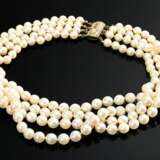 Vierreihiges Zuchtperlencollier (Ø 7,2-7,4mm) mit gravierter Silberschließe, 118,6g, L. 40-49cm - Foto 1