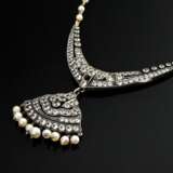 Außergewöhnliches Rotgold 375 Collier mit geschliffenen Glas Paste Steinen und Flussperlen, England um 1920, 10,8g, L. 43cm, 1 Stein fehlt - фото 1