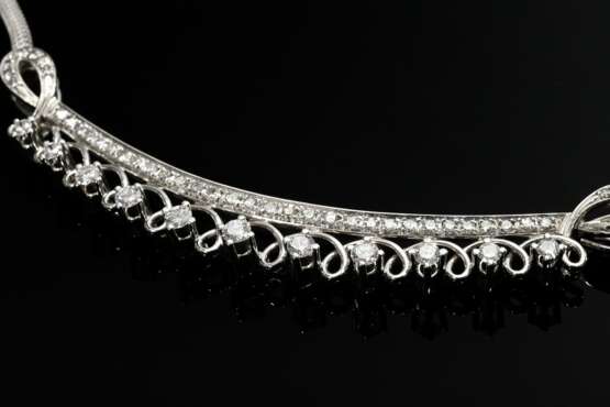Modernes Weißgold 750 Schlangenhaut Collier mit filigranem Bogenelement aus Brillanten und Achtkantdiamanten (zus. ca. 1.90ct/VSI/W), 23,7g, Umfang ca. 44cm - Foto 2