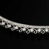 Modernes Weißgold 750 Schlangenhaut Collier mit filigranem Bogenelement aus Brillanten und Achtkantdiamanten (zus. ca. 1.90ct/VSI/W), 23,7g, Umfang ca. 44cm - Foto 2