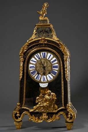 Louis XV Pendule in Boulle-Gehäuse mit vergoldeten Bronzeapplikationen, vergoldetes Bronzezifferblatt, Ziffern auf Emaille Einlagen, gesägte und gebläute Stahlzeiger, große Schlossscheibe und Fadenaufhängung, sign. &quot… - photo 1