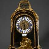 Louis XV Pendule in Boulle-Gehäuse mit vergoldeten Bronzeapplikationen, vergoldetes Bronzezifferblatt, Ziffern auf Emaille Einlagen, gesägte und gebläute Stahlzeiger, große Schlossscheibe und Fadenaufhängung, sign. &quot… - photo 1