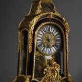 Louis XV Pendule in Boulle-Gehäuse mit vergoldeten Bronzeapplikationen, vergoldetes Bronzezifferblatt, Ziffern auf Emaille Einlagen, gesägte und gebläute Stahlzeiger, große Schlossscheibe und Fadenaufhängung, sign. &quot… - photo 2