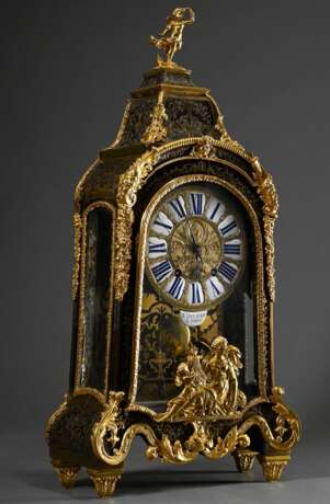 Louis XV Pendule in Boulle-Gehäuse mit vergoldeten Bronzeapplikationen, vergoldetes Bronzezifferblatt, Ziffern auf Emaille Einlagen, gesägte und gebläute Stahlzeiger, große Schlossscheibe und Fadenaufhängung, sign. &quot… - photo 2