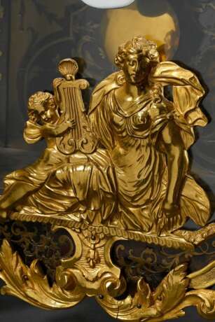 Louis XV Pendule in Boulle-Gehäuse mit vergoldeten Bronzeapplikationen, vergoldetes Bronzezifferblatt, Ziffern auf Emaille Einlagen, gesägte und gebläute Stahlzeiger, große Schlossscheibe und Fadenaufhängung, sign. &quot… - photo 4