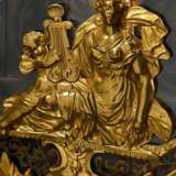 Louis XV Pendule in Boulle-Gehäuse mit vergoldeten Bronzeapplikationen, vergoldetes Bronzezifferblatt, Ziffern auf Emaille Einlagen, gesägte und gebläute Stahlzeiger, große Schlossscheibe und Fadenaufhängung, sign. &quot… - photo 4