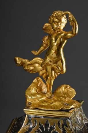 Louis XV Pendule in Boulle-Gehäuse mit vergoldeten Bronzeapplikationen, vergoldetes Bronzezifferblatt, Ziffern auf Emaille Einlagen, gesägte und gebläute Stahlzeiger, große Schlossscheibe und Fadenaufhängung, sign. &quot… - photo 5
