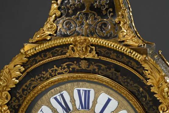 Louis XV Pendule in Boulle-Gehäuse mit vergoldeten Bronzeapplikationen, vergoldetes Bronzezifferblatt, Ziffern auf Emaille Einlagen, gesägte und gebläute Stahlzeiger, große Schlossscheibe und Fadenaufhängung, sign. &quot… - photo 6