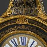 Louis XV Pendule in Boulle-Gehäuse mit vergoldeten Bronzeapplikationen, vergoldetes Bronzezifferblatt, Ziffern auf Emaille Einlagen, gesägte und gebläute Stahlzeiger, große Schlossscheibe und Fadenaufhängung, sign. &quot… - photo 6