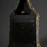Louis XV Pendule in Boulle-Gehäuse mit vergoldeten Bronzeapplikationen, vergoldetes Bronzezifferblatt, Ziffern auf Emaille Einlagen, gesägte und gebläute Stahlzeiger, große Schlossscheibe und Fadenaufhängung, sign. &quot… - photo 7