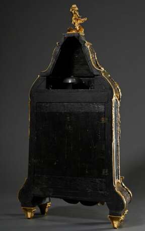 Louis XV Pendule in Boulle-Gehäuse mit vergoldeten Bronzeapplikationen, vergoldetes Bronzezifferblatt, Ziffern auf Emaille Einlagen, gesägte und gebläute Stahlzeiger, große Schlossscheibe und Fadenaufhängung, sign. &quot… - photo 7