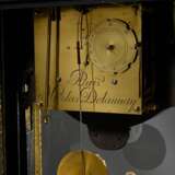 Louis XV Pendule in Boulle-Gehäuse mit vergoldeten Bronzeapplikationen, vergoldetes Bronzezifferblatt, Ziffern auf Emaille Einlagen, gesägte und gebläute Stahlzeiger, große Schlossscheibe und Fadenaufhängung, sign. &quot… - photo 8