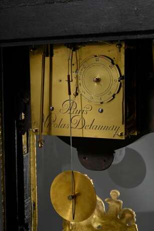 Louis XV Pendule in Boulle-Gehäuse mit vergoldeten Bronzeapplikationen, vergoldetes Bronzezifferblatt, Ziffern auf Emaille Einlagen, gesägte und gebläute Stahlzeiger, große Schlossscheibe und Fadenaufhängung, sign. &quot… - photo 8