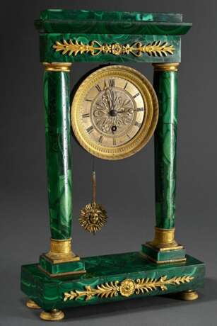 Empire Portaluhr mit Malachit belegtem Gehäuse, feuervergoldeten Bronze Dekorationen und Säulen Kapitellen, um 1840, 39x24x9cm, Schlagwerk fehlt - Foto 1