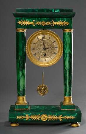 Empire Portaluhr mit Malachit belegtem Gehäuse, feuervergoldeten Bronze Dekorationen und Säulen Kapitellen, um 1840, 39x24x9cm, Schlagwerk fehlt - Foto 2