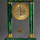 Empire Portaluhr mit Malachit belegtem Gehäuse, feuervergoldeten Bronze Dekorationen und Säulen Kapitellen, um 1840, 39x24x9cm, Schlagwerk fehlt - Foto 2