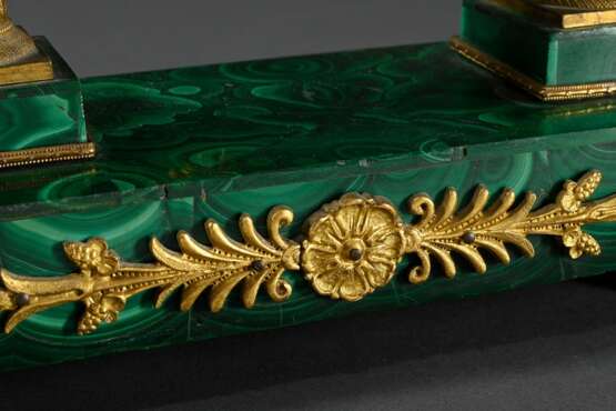 Empire Portaluhr mit Malachit belegtem Gehäuse, feuervergoldeten Bronze Dekorationen und Säulen Kapitellen, um 1840, 39x24x9cm, Schlagwerk fehlt - Foto 4