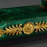 Empire Portaluhr mit Malachit belegtem Gehäuse, feuervergoldeten Bronze Dekorationen und Säulen Kapitellen, um 1840, 39x24x9cm, Schlagwerk fehlt - Foto 4