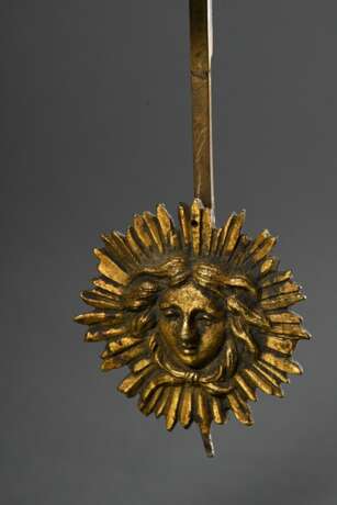 Empire Portaluhr mit Malachit belegtem Gehäuse, feuervergoldeten Bronze Dekorationen und Säulen Kapitellen, um 1840, 39x24x9cm, Schlagwerk fehlt - Foto 5