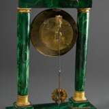 Empire Portaluhr mit Malachit belegtem Gehäuse, feuervergoldeten Bronze Dekorationen und Säulen Kapitellen, um 1840, 39x24x9cm, Schlagwerk fehlt - Foto 6