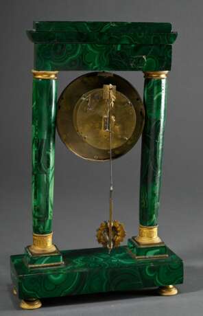 Empire Portaluhr mit Malachit belegtem Gehäuse, feuervergoldeten Bronze Dekorationen und Säulen Kapitellen, um 1840, 39x24x9cm, Schlagwerk fehlt - Foto 6