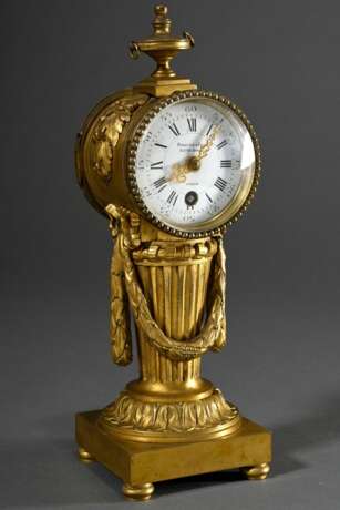Deuxième Empire Pendulette in Säulenform auf eckigem Postament mit konisch kannelierter Säule und Lorbeerfestons, vergoldete Bronze, Emaille Ziffernblatt mit römischen und arabischen Ziffern, Schmuckzeiger, rundes Vollpl… - Foto 1