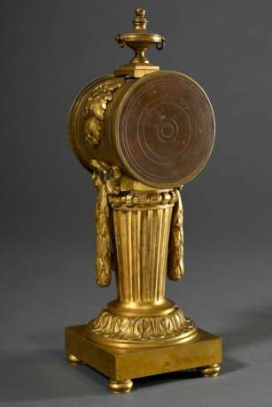 Deuxième Empire Pendulette in Säulenform auf eckigem Postament mit konisch kannelierter Säule und Lorbeerfestons, vergoldete Bronze, Emaille Ziffernblatt mit römischen und arabischen Ziffern, Schmuckzeiger, rundes Vollpl… - Foto 2