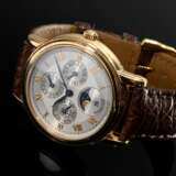 Etienne Schwarz Roségold 750 "Calendar" Automatik Armbanduhr, weißes guillochiertes Zifferblatt mit römischen Zahlen, original braunes Krokolederarmband mit vergoldeter Dornschließe, 72g, Ø 3,8cm, L. 18cm, Orig… - photo 2