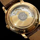 Etienne Schwarz Roségold 750 "Calendar" Automatik Armbanduhr, weißes guillochiertes Zifferblatt mit römischen Zahlen, original braunes Krokolederarmband mit vergoldeter Dornschließe, 72g, Ø 3,8cm, L. 18cm, Orig… - photo 4