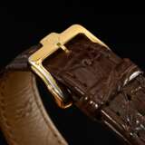 Etienne Schwarz Roségold 750 "Calendar" Automatik Armbanduhr, weißes guillochiertes Zifferblatt mit römischen Zahlen, original braunes Krokolederarmband mit vergoldeter Dornschließe, 72g, Ø 3,8cm, L. 18cm, Orig… - photo 5