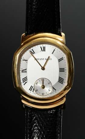 Tiffany & Co. Gelbgold 750 "Duo Dual Time" Armbanduhr, Quartzwerk, silberfarbenes Zifferblatt mit römischen Ziffern, Saphirglas und Tonneau Gehäuseboden, Ref.-Nr. M163, braunes, geprägtes Lederarmband an ve… - photo 2