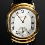 Tiffany & Co. Gelbgold 750 "Duo Dual Time" Armbanduhr, Quartzwerk, silberfarbenes Zifferblatt mit römischen Ziffern, Saphirglas und Tonneau Gehäuseboden, Ref.-Nr. M163, braunes, geprägtes Lederarmband an ve… - photo 2