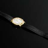 Tiffany & Co. Gelbgold 750 "Duo Dual Time" Armbanduhr, Quartzwerk, silberfarbenes Zifferblatt mit römischen Ziffern, Saphirglas und Tonneau Gehäuseboden, Ref.-Nr. M163, braunes, geprägtes Lederarmband an ve… - photo 3
