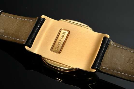 Tiffany & Co. Gelbgold 750 "Duo Dual Time" Armbanduhr, Quartzwerk, silberfarbenes Zifferblatt mit römischen Ziffern, Saphirglas und Tonneau Gehäuseboden, Ref.-Nr. M163, braunes, geprägtes Lederarmband an ve… - photo 4