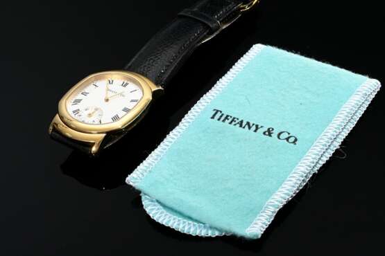Tiffany & Co. Gelbgold 750 "Duo Dual Time" Armbanduhr, Quartzwerk, silberfarbenes Zifferblatt mit römischen Ziffern, Saphirglas und Tonneau Gehäuseboden, Ref.-Nr. M163, braunes, geprägtes Lederarmband an ve… - photo 6
