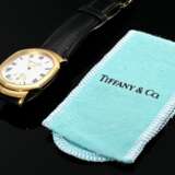 Tiffany & Co. Gelbgold 750 "Duo Dual Time" Armbanduhr, Quartzwerk, silberfarbenes Zifferblatt mit römischen Ziffern, Saphirglas und Tonneau Gehäuseboden, Ref.-Nr. M163, braunes, geprägtes Lederarmband an ve… - photo 6