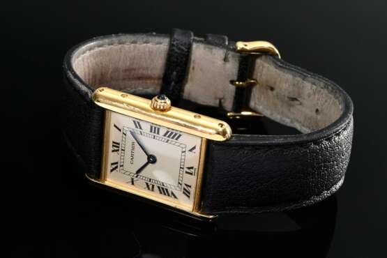 Cartier Gelbgold 750 "Tank Louis" Armbanduhr, Quartzwerk, beigefarbenes Zifferblatt mit römischen Ziffern und Strichindizes, gebläute Zeiger, blauer synthetischer Spinell auf der Aufzugskrone, schwarzes Lederar… - Foto 1