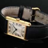 Cartier Gelbgold 750 "Tank Louis" Armbanduhr, Quartzwerk, beigefarbenes Zifferblatt mit römischen Ziffern und Strichindizes, gebläute Zeiger, blauer synthetischer Spinell auf der Aufzugskrone, schwarzes Lederar… - Foto 1