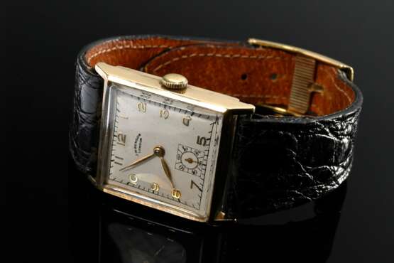 J.W. Benson Gelbgold 375 Armbanduhr, Handaufzug, quadratisches Gehäuse mit arabischen Zahlen und Minutenindizes, kleine Sekunde bei „6“, schwarzes Lederarmband mit vergoldeter Dornschließe, London um 1950, 3,3x2,5cm, gan… - Foto 1