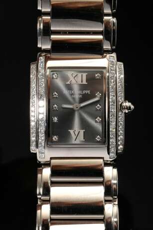 Klassische Patek Philippe Weißgold 750 „Twenty-4“ Armbanduhr, Quarzwerk, rechteckiges, gewölbtes Gehäuse mit abgestuften Seiten, Längsleisten mit Diamanten im Princess-Schliff (zus. ca. 0.92ct/VVS/TW) und Diamanten im A… - photo 1